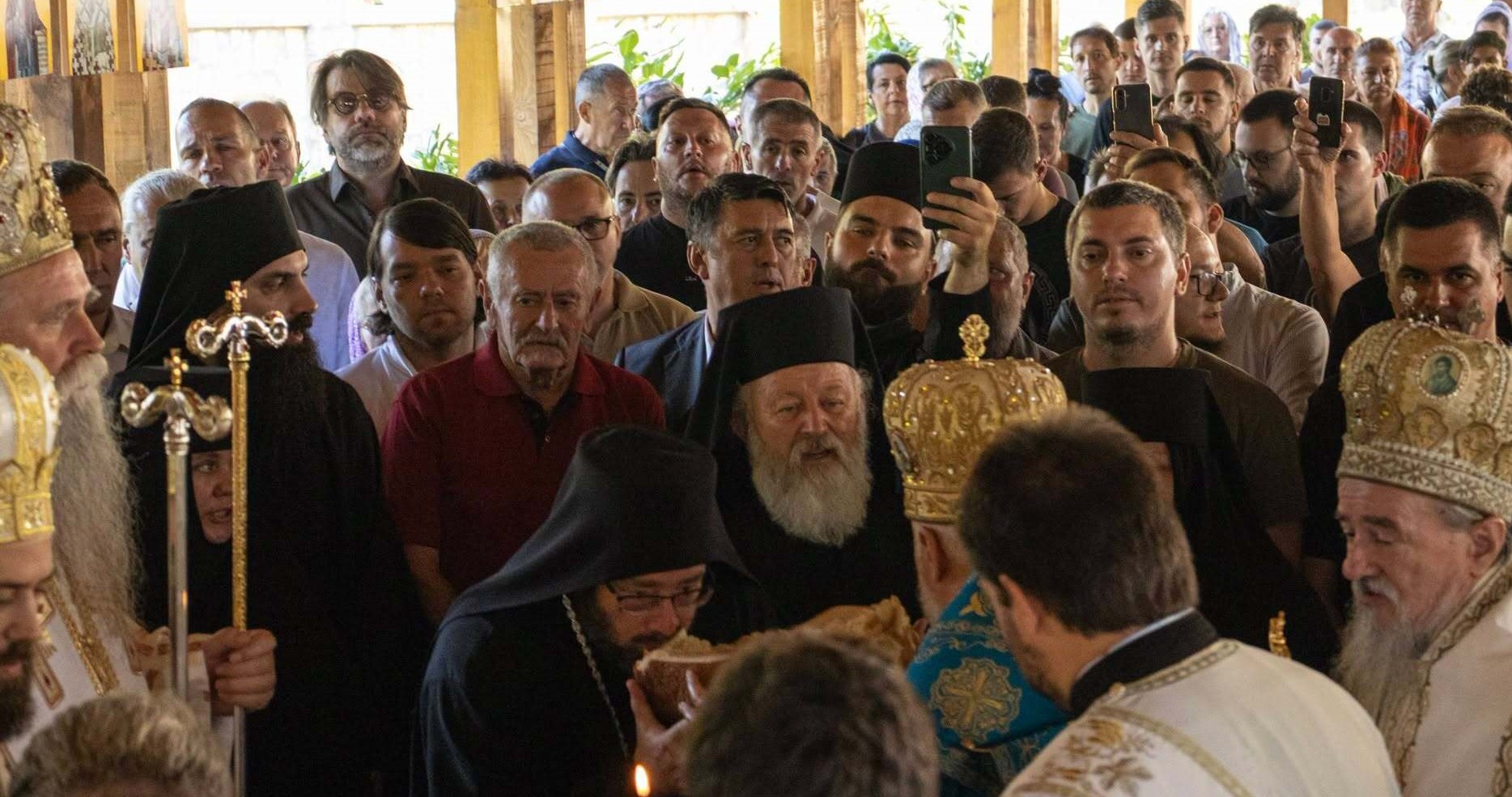 Mitropoliti Joanikije, Atanasije, Ignatije i brojno sveštenstvo u Tumanu 1 tumane 2