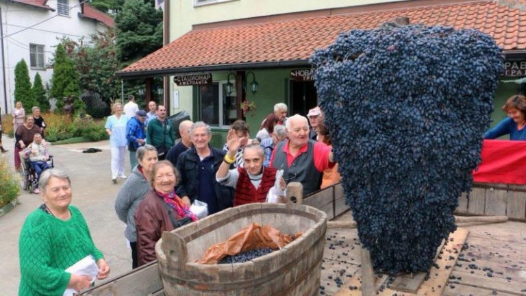 Simbol „ Smederevske jeseni“ poklonjen korisnicima Doma za stare