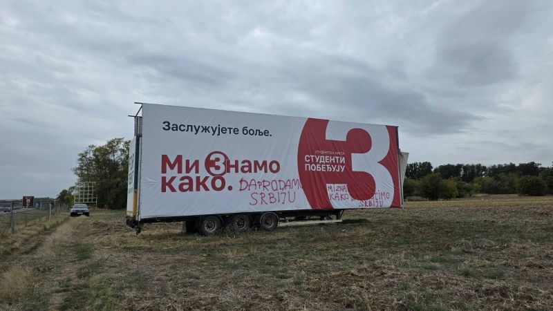 Kome u Velikoj Plani smetaju parole Studentske liste: Oštećen baner i šest bilborda (FOTO) 5 baner na kamionu 2