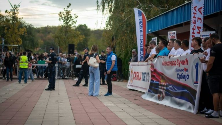 Kostolac: Održana tribina Studentske liste, na istom mestu  štandovi SNS (FOTO)