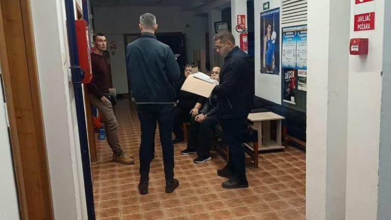 Član GIK-a Požarevac prijavio da se u Hali u Kostolcu vode paralelni birački spiskovi