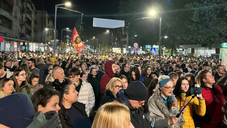 Slavlje studenata i građana u Požarevcu, odlazak ispred prostorija SNS i SPS (FOTO)