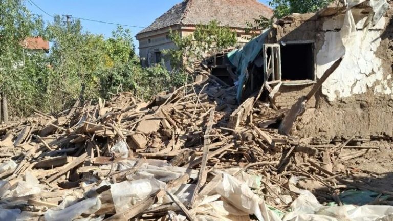 Porodica iz Lučice koja je živela u kućici od pruća dobija novi dom – stambeni kontejner (VIDEO)